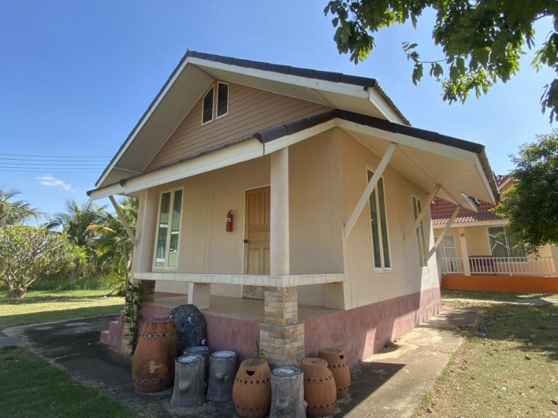 ภาพบ้านสีครีม (CREAM HOUSE) – รีสอร์ทชัยภูมิ เดอะพีค