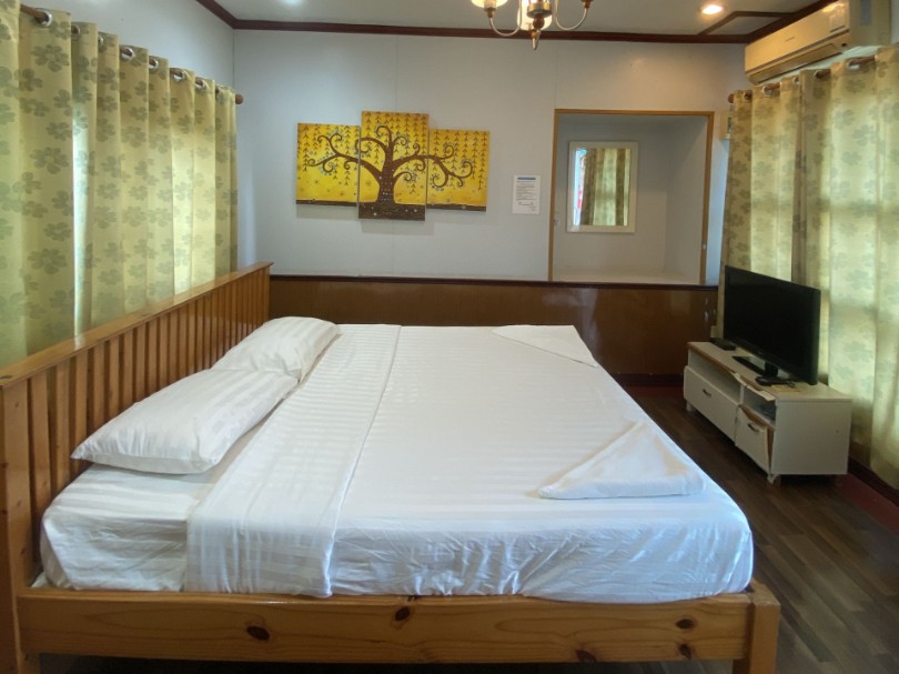 ภาพบ้านสีเหลือง (YELLOW HOUSE) – รีสอร์ทชัยภูมิ เดอะพีค