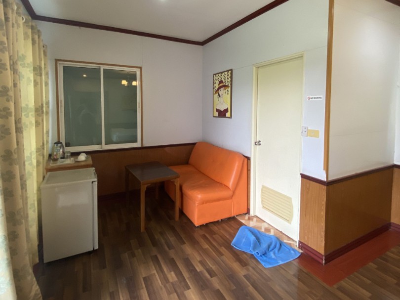 ภาพบ้านสีเหลือง (YELLOW HOUSE) – รีสอร์ทชัยภูมิ เดอะพีค