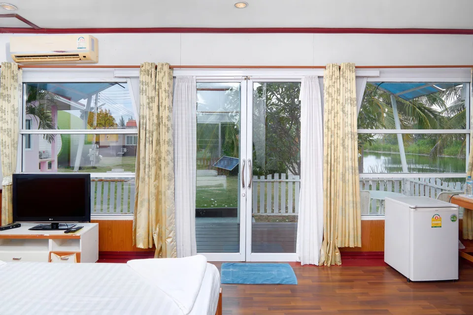 Yellow House - บ้านสีเหลือง