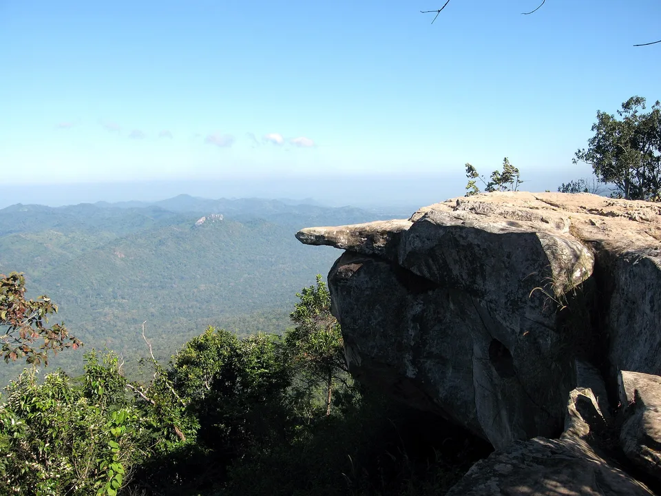 ชะง่อนหินผาสุดแผ่นดิน จุดชมวิวอุทยานแห่งชาติป่าหินงาม